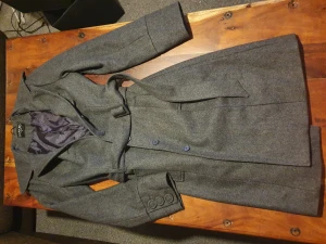 Fin kappa till våren/hösten - Stl M. 55 % ull, 45% polyester. Gott skick, lite använd.