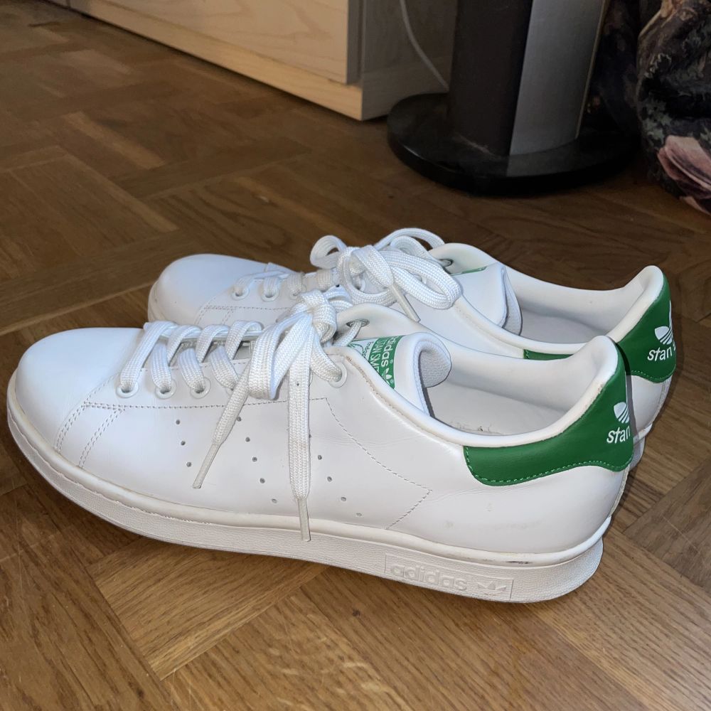 Stan Smith adidas, endast använda en enstaka gång. Storlek 43🥰mycket bra skick. Skor.