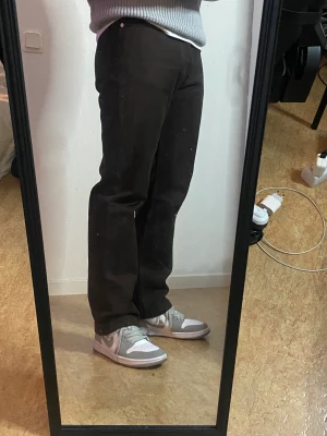 Bruna byxor från Weekday! - Storlek 29/30 