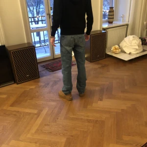 Hope Rush Denim Jeans - Jag säljer mina Hope Rush Denim jeans då de ej kommer till användning längre. De är i bra skick, inga skador. Köpta för 1800 på Hopes hemsida, säljer dem för 400 