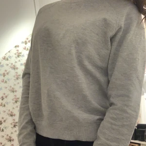 Grå sweatshirt  - Säljer då den blivit lite för liten för min smak, använd ganska mycket men i bra skick!