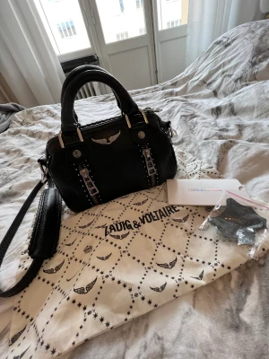 Zadig Sunny bag - Säljer min jättefina Sunny bag då den inte riktigt kommer till så mycket användning. Jättefint skick men lite avskavd färg på vissa nitar som syns på bild 2. Dock ingenting som märks om man inte kollar jättenära! Äkthetsbevis o dustbag kommer med!