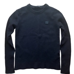 Acne Studios ulltröja  - Acne studios wool crew knit i storlek M herr från början. Tråkigt nog råkat bli tvättad vilket resulterat i krympning pga att den är 100% ull till en XS. Mycket bra skick utöver krympningen, knappt använd. Nypris 3100!