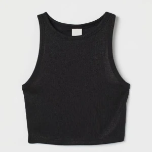 Cropped halterneck - Knappt använt svart linne, väldigt basic. Lappen är avklipptmen tror att märket är zara😊