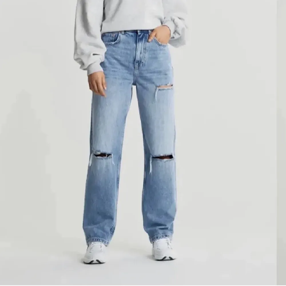 Säljer nu mina fina 90’s jeans från gina tricot i storlek 34. De är i ett använt men fint skick🥰. Jeans & Byxor.
