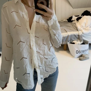 Made In Heaven skjorta - Vit skjorta med utskuret mönster från M.I.H