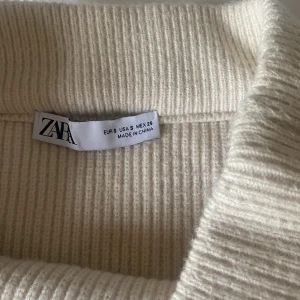Stickad söt kjol - Säljer denna ur gulliga kjolen ifrån zara men är köpt här på plick i storlek s, den är så fin nu till våren och sommaren, den är beige och stickad, älskar den men den passar inte mig. ❣️den har dock fläckar på innesidan av kjolen som inte syns 