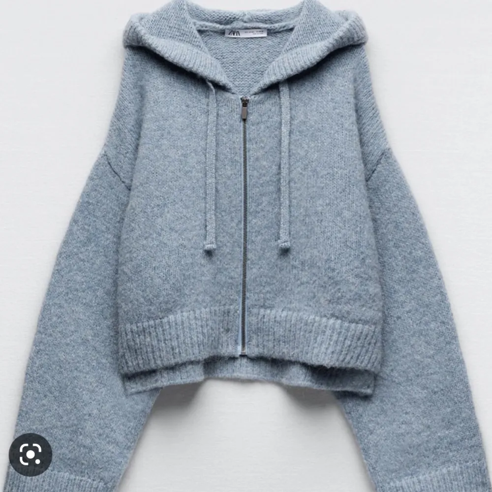 Säljer denna stickade tröjan från Zara som är slutsåld ❤️ Lånad bild!. Toppar.
