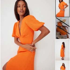 Miniklänning med puffärm - Slutsåld klänning NAKD. Pris på hemsidan är 799kr. Klänningen är oanvänd eftersom det var fel storlek för mig. Något liten i storlek. 