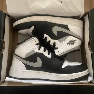 Sparsamt använda jordans men liten crease på endast ena skon. Inköpta från Merch Sweden.  Färg: black/white-LT smokey grey  Storlek: 37.5 Pris: 1500kr exkl frakt