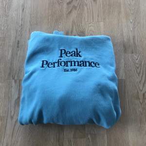 Säljer denna hoodien från peak performance i bra skick