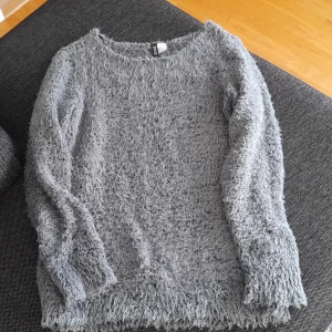 Sweatshirt - En grå sweatshirt  S