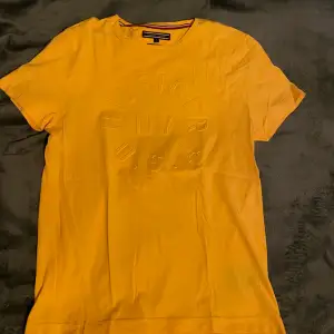 Snygg TH t-shirt, gul  Nyskick, använd ett fåtal gånger