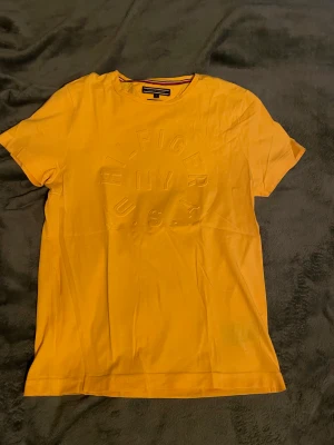 Tommy Hilfiger T-shirt - Snygg TH t-shirt, gul  Nyskick, använd ett fåtal gånger