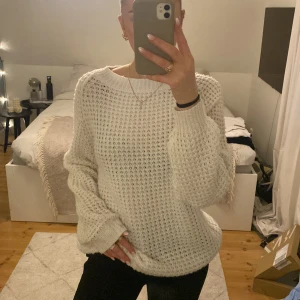 Stickad tröja  - Säljer min jättesnygga vita stickade tröja i storlek L för oversize fit. Tyvärr har den inte kommit till så mycket användning! 