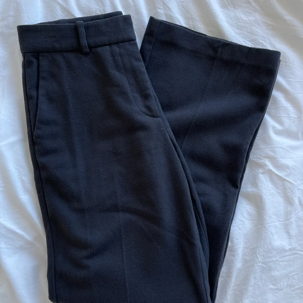 gråa mid waist kostymbyxor från weekday. mycket fint skick 💕. Jeans & Byxor.