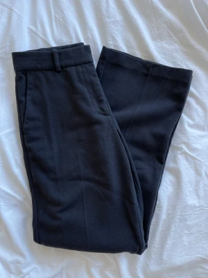 kostymbyxor  - gråa mid waist kostymbyxor från weekday. mycket fint skick 💕