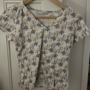 Vintage topp - Vintage topp, köpt secondhand. Fint mönster med träd. Står att det är en M, men liten i storlek, så mer en S. Samfraktar🥰✨
