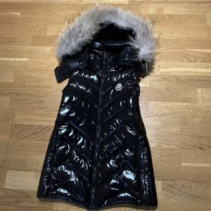 Moncler Väst - Ny skick Ingen aning om västen är falsk eller äkta där med priset.