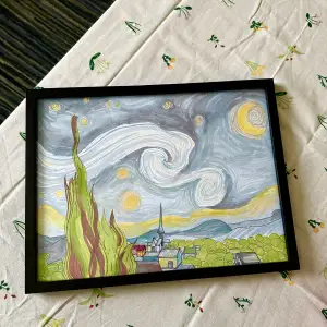 Jag har målade denna med tanke att göra Vincent van Gogh kända tavla. Fast jag valde att återskapa i ljusa färger. Ramen inkluderas med bilden såklart! Ramen kostade 120kr för sig själv. 