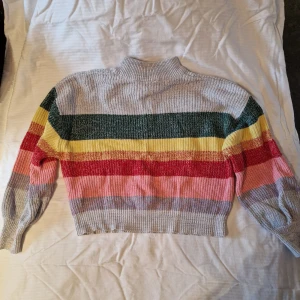 Regnbågströja - En stickadtröja i storlek m