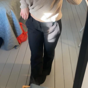 Kostymbyxor petite bikbok - snygga kostymbyxor från bikbok! De är i petite modellen av Vera   