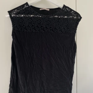 Tröja med spets🖤 - Fin tröja med spetsdetaljer 