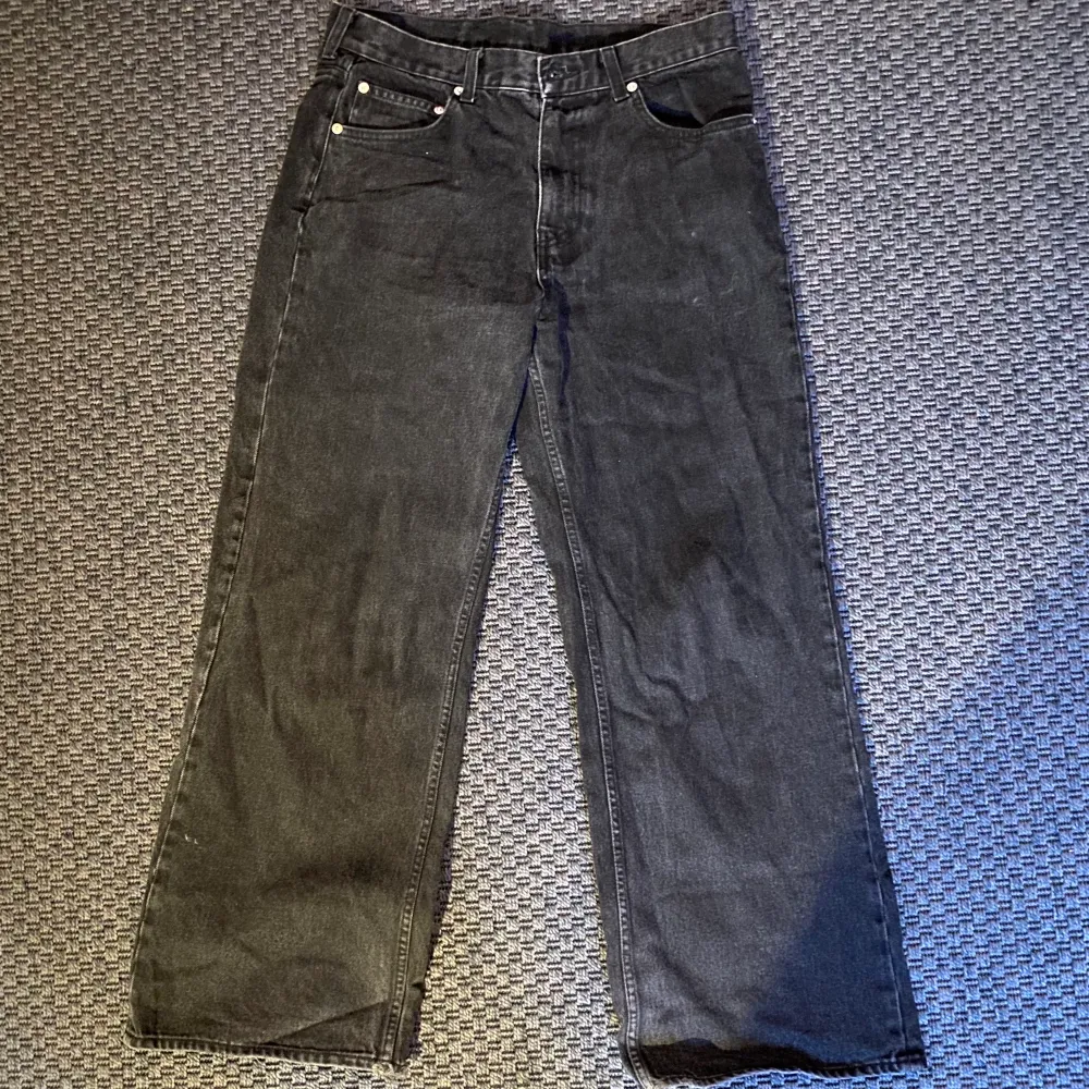 Säljer mina ”BEYOND” jeans från Weekday då jag inte använder dom längre. Toppenskick med lite slitage vid fötterna men inget oväntat.. Jeans & Byxor.