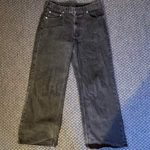 Säljer mina ”BEYOND” jeans från Weekday då jag inte använder dom längre. Toppenskick med lite slitage vid fötterna men inget oväntat.