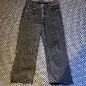 Weekday ”BEYOND” baggy jeans - Säljer mina ”BEYOND” jeans från Weekday då jag inte använder dom längre. Toppenskick med lite slitage vid fötterna men inget oväntat.