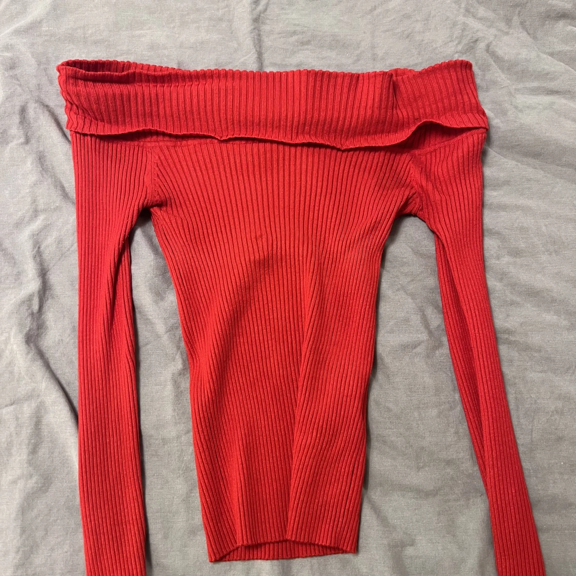 Röd offshoulder tröja