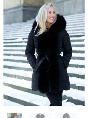 Vinterjacka med äkta päls - Säljer denna fina jacka som inte kommer till användning. Den är riktigt varm och är i storlek XS men sträcker sig upp till en M/L. Jackan är med dragkedja och har även ett bälte. Nyskick då den knappt är använd