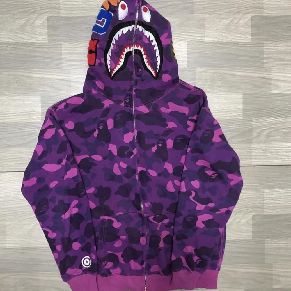 Lila bape hoodie Tags kommer med  Inga defekter  Storlek M  Pris kan sänkas vid snabbt köp  Fler bilder finns i Dm. Hoodies.