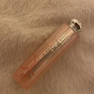Dior lip glow - Fint lypsyl från dior. Helt oanvändt , säljer då jag råkade köpa fel färg. Nypris: 400kr. Pris kan diskuteras 😄