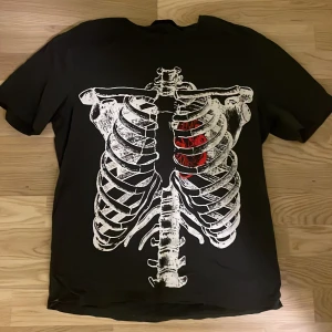 T shirt - t shirt köpt på shein, säljer då den ej kommer till användning.