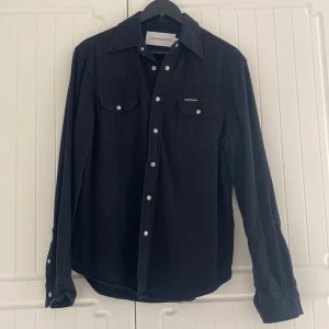Calvin Klein jeansskjorta - Svart jeansskjorta från CK storlek S passar S/M