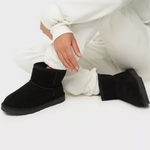 Uggs - uggs liknande skor som är helt nya och oanvända! Vet tyvärr inte vart dom är ifrån men köpta för 600kr