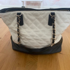 Axelväska - Super fin väska som rymmer mycket och har långa bra axelband. Använd ett antal gånger men inget fel eller revor alls. Flera fack inuti för sortering