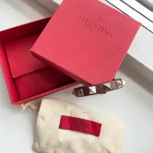 Säljer detta Vinröda Valentino Armband. Box, Dustbag och Äktenhetsbevis medföljer💓 Tror inte denna färg sälj längre 