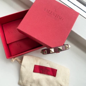 Valentino Armband - Säljer detta Vinröda Valentino Armband. Box, Dustbag och Äktenhetsbevis medföljer💓 Tror inte denna färg sälj längre 