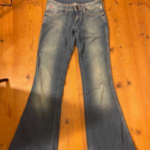 lågmidjade wrangler jeans som är SÅ snygga men tyvärr för små i midjan, dom passar i längden och jag är 170❤️ storlek 25/32 och i modellen amanda❤️