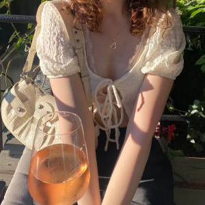 Vit gullig topp - Denna gulliga top köpte jag nyligen och är knappt använd, är i nyskick och supersöt som både vardagskläder och festtopp 