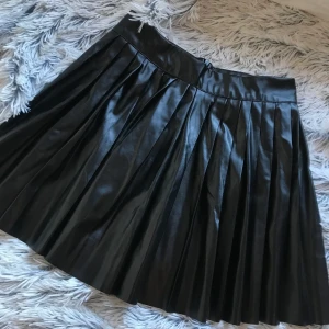 Fake löser kjol - Aldrig använd, skinnimitation, kjol