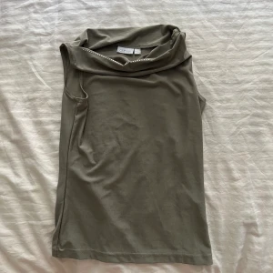 Topp khaki - Storlek S/M. Stretchigt tyg. Möts i stockholm eller fraktar 🖤