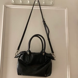 Väska  - Säljer denna väska från zara som aldrig används längre. Skriv om frågor❤️