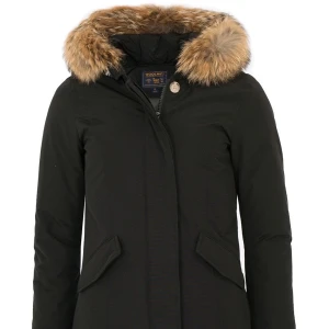 Woolrich dam jacka strl S - Vill sälja men helst byta mot en lång moncler dam strl Xs (knä längd) 