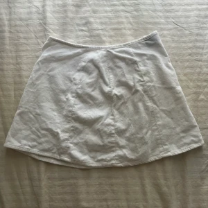 Vit minikjol miniskirt - Storlek S (34-36). Fraktar endast :) meddela mig om du vill köpa