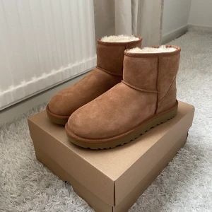 Ugg Classic Mini - Intressekoll!! Funderar på att sälja mina helt nya Uggs då jag har beställt ett till par i en annan modell. Dem är köpta för en vecka sedan och är helt oanvända. NYPRIS: 2000 kr. Hör av er vid intresse!😊 (Köparen står för eventuell frakt)