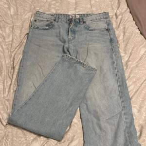 Säljer ett par straight jeans från zara. Dom är bra längd på mig som är 1,69. Men dom kommer inte längre till användning. 💕 