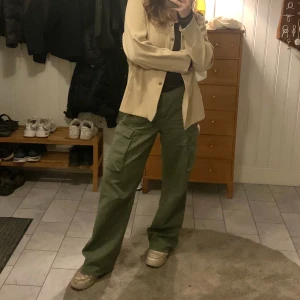 Gröna cargopants - Säljer dessa gröna cargobyxor. Bekväma och för mig som vanligtvis har 38 i byxor sitter de snyggt oversized i sin passform. Använda max fem gånger, därmed i väldigt fint skick! Är 168 cm lång och dessa är då längre i benen 🧚🏼💚🐢
